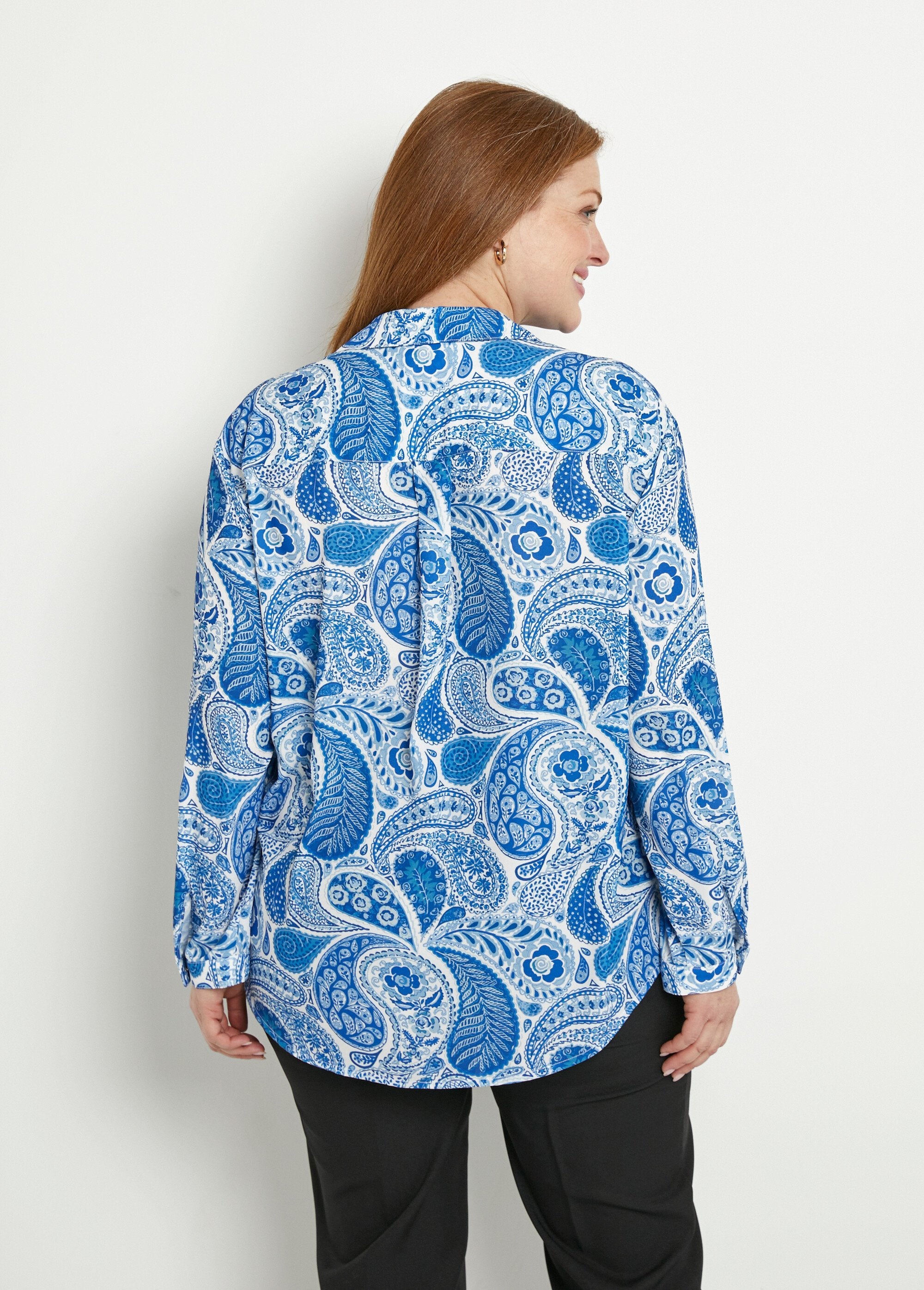 Túnica_larga_suelta_con_estampado_paisley_Azul_y_blanco_DO1_curvy