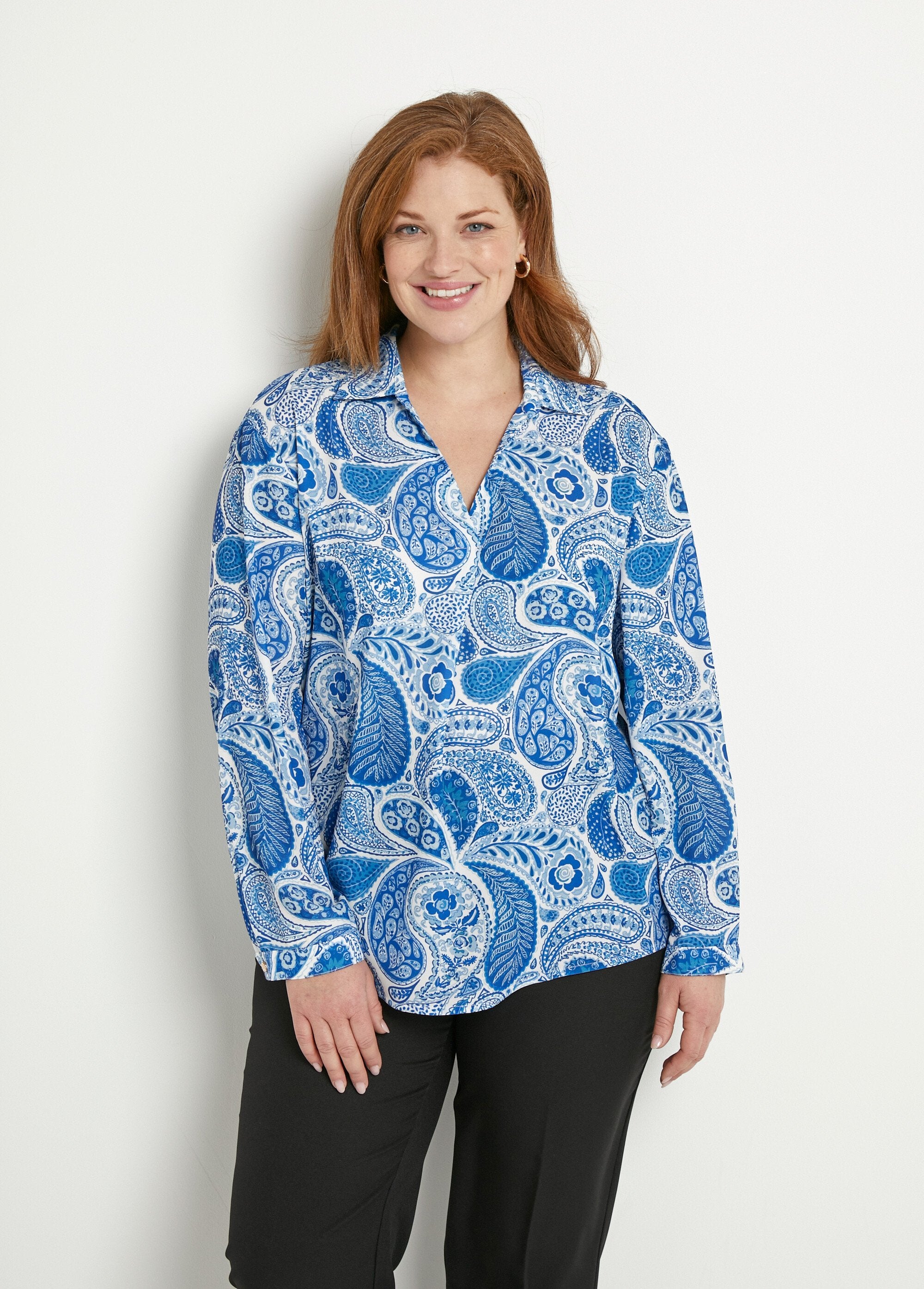 Túnica_larga_suelta_con_estampado_paisley_Azul_y_blanco_FA1_curvy