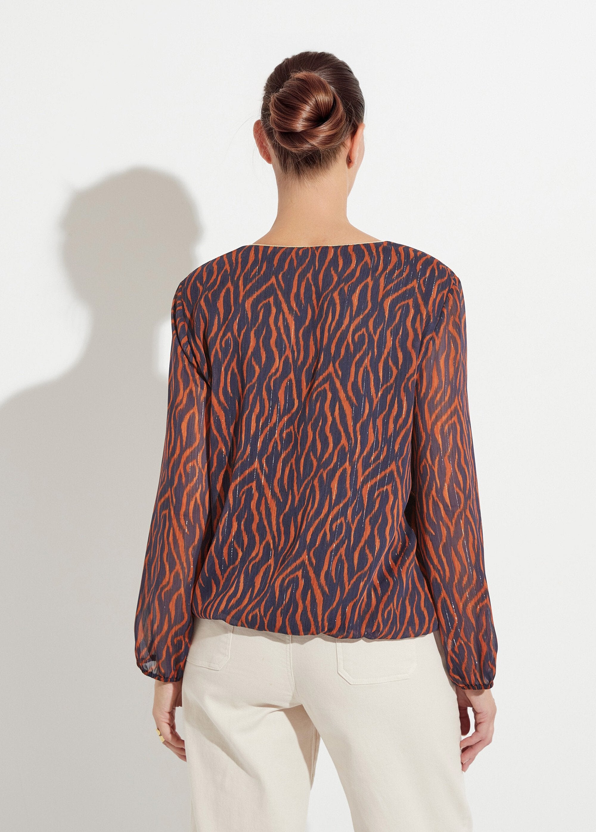 Túnica_con_cuello_en_V_y_forro_de_voile_estampado_Estampado_azul_marino_DO1_slim