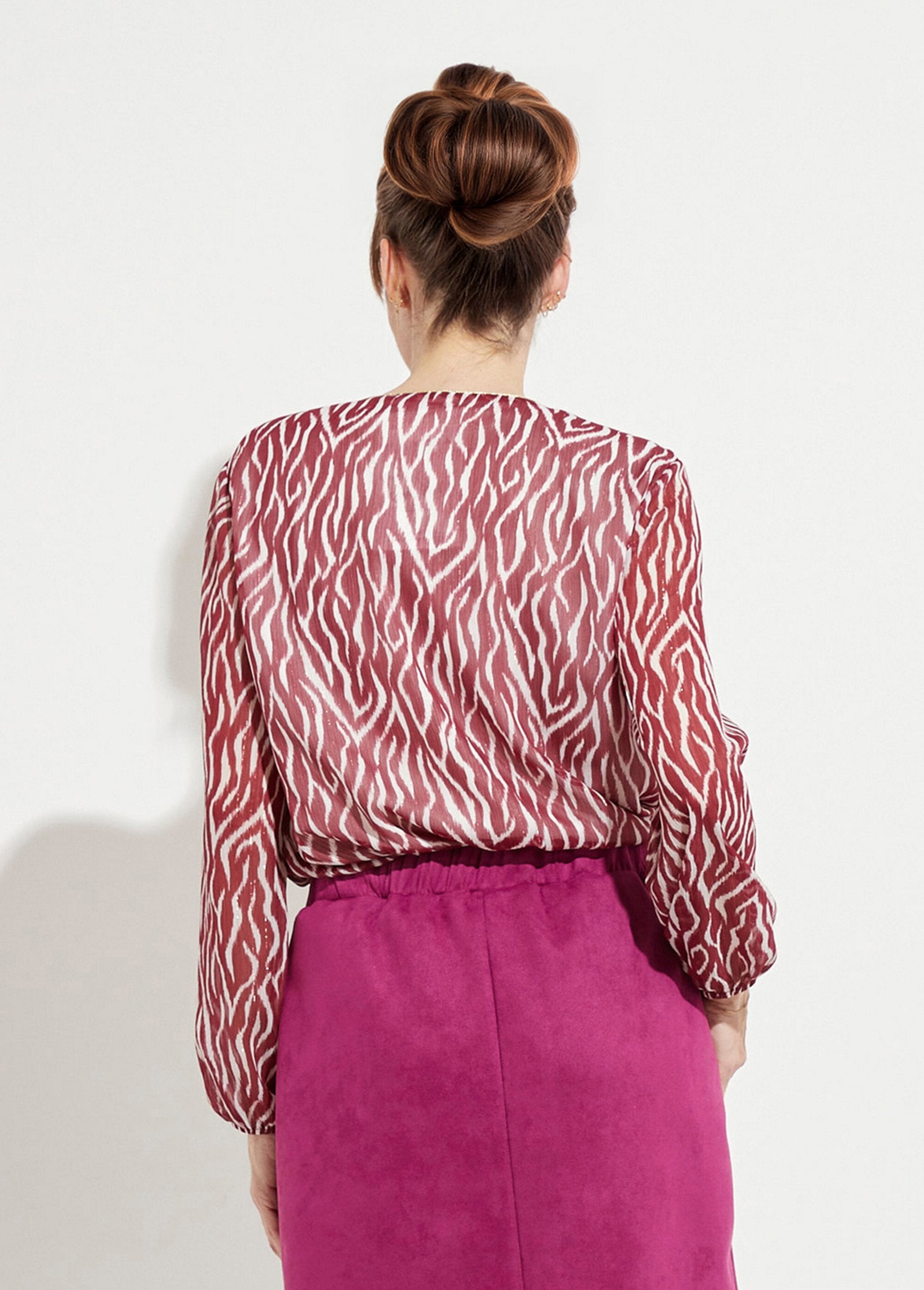 Túnica_con_cuello_en_V_y_forro_de_voile_estampado_Estampado_burdeos_DO1_slim