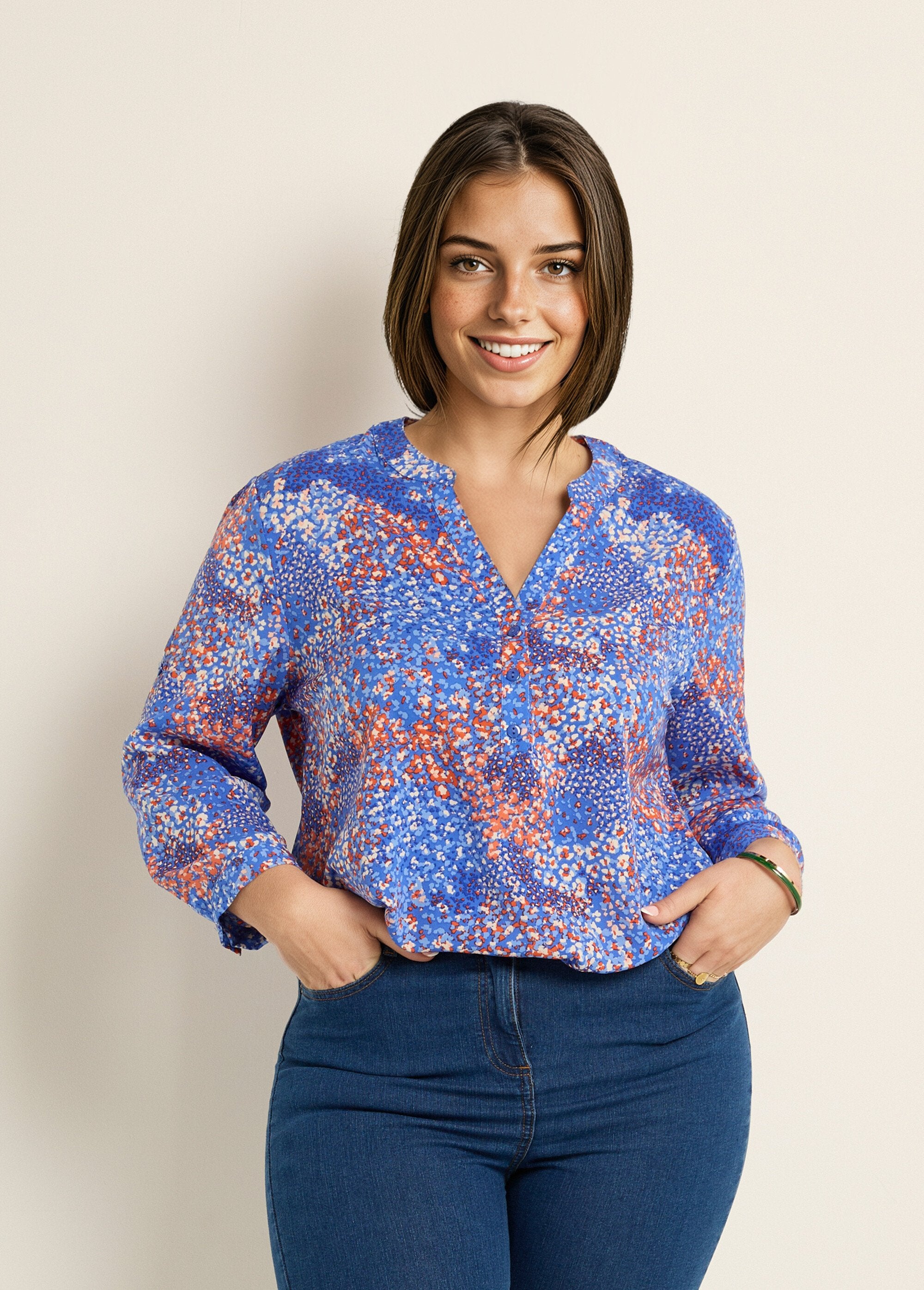 Túnica_floral_de_manga_larga_con_cuello_en_V_Impresiones_azules_FA1_curvy