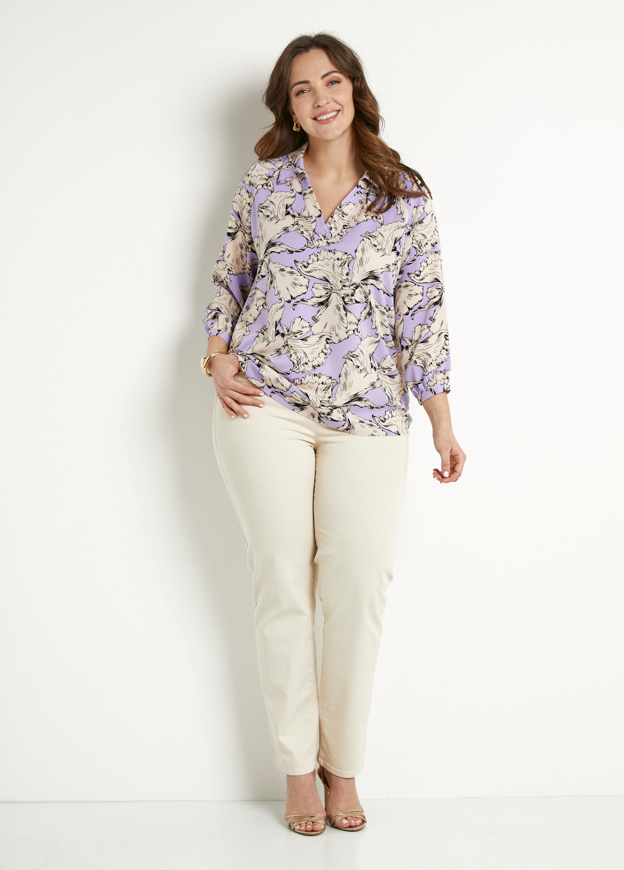 Túnica_larga_con_cuello_camisero_con_estampado_gráfico_morado_y_blanco_SF1_curvy