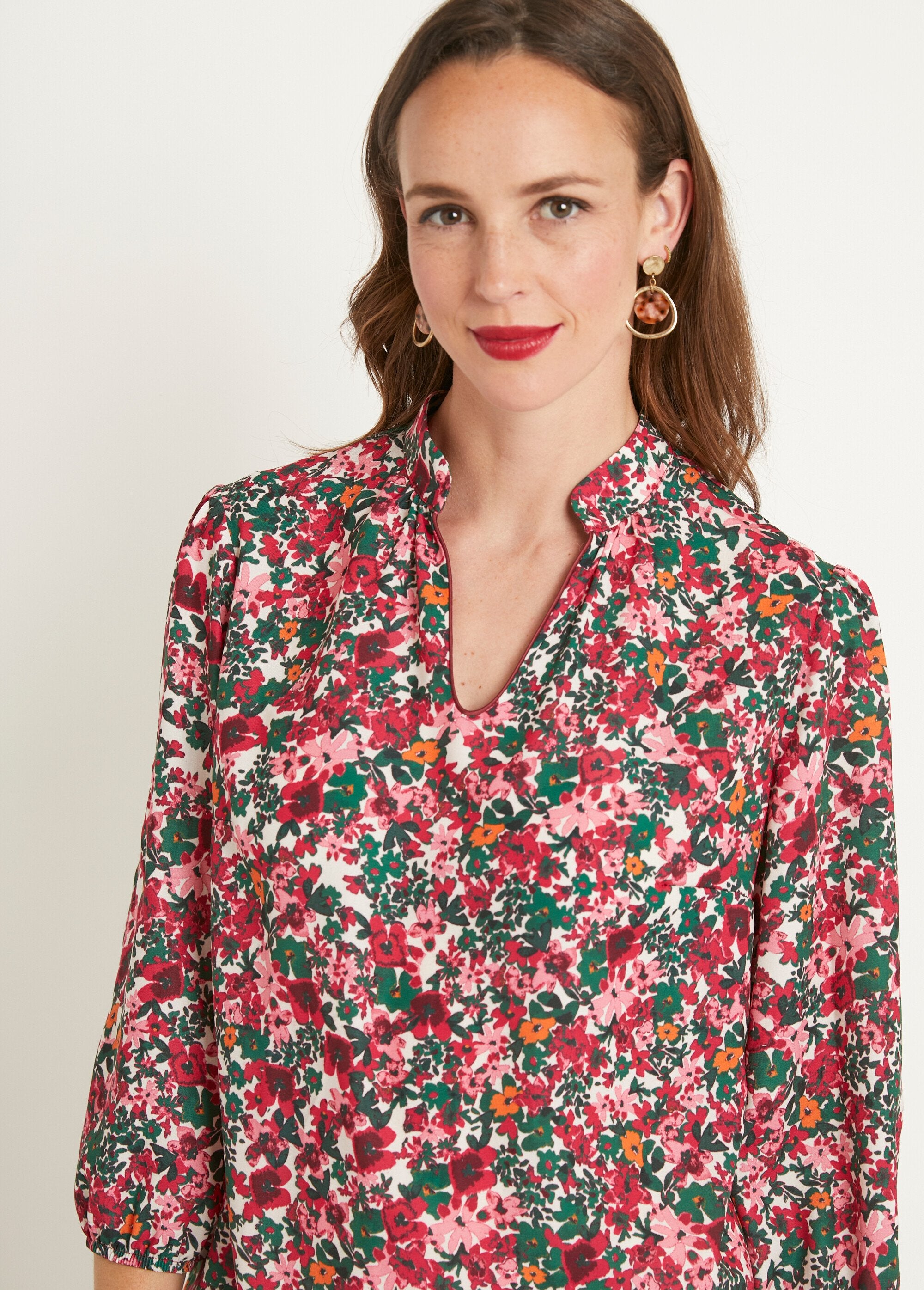 Túnica_larga_recta_floral_con_cuello_en_V_Rose_et_vert_DE1_slim