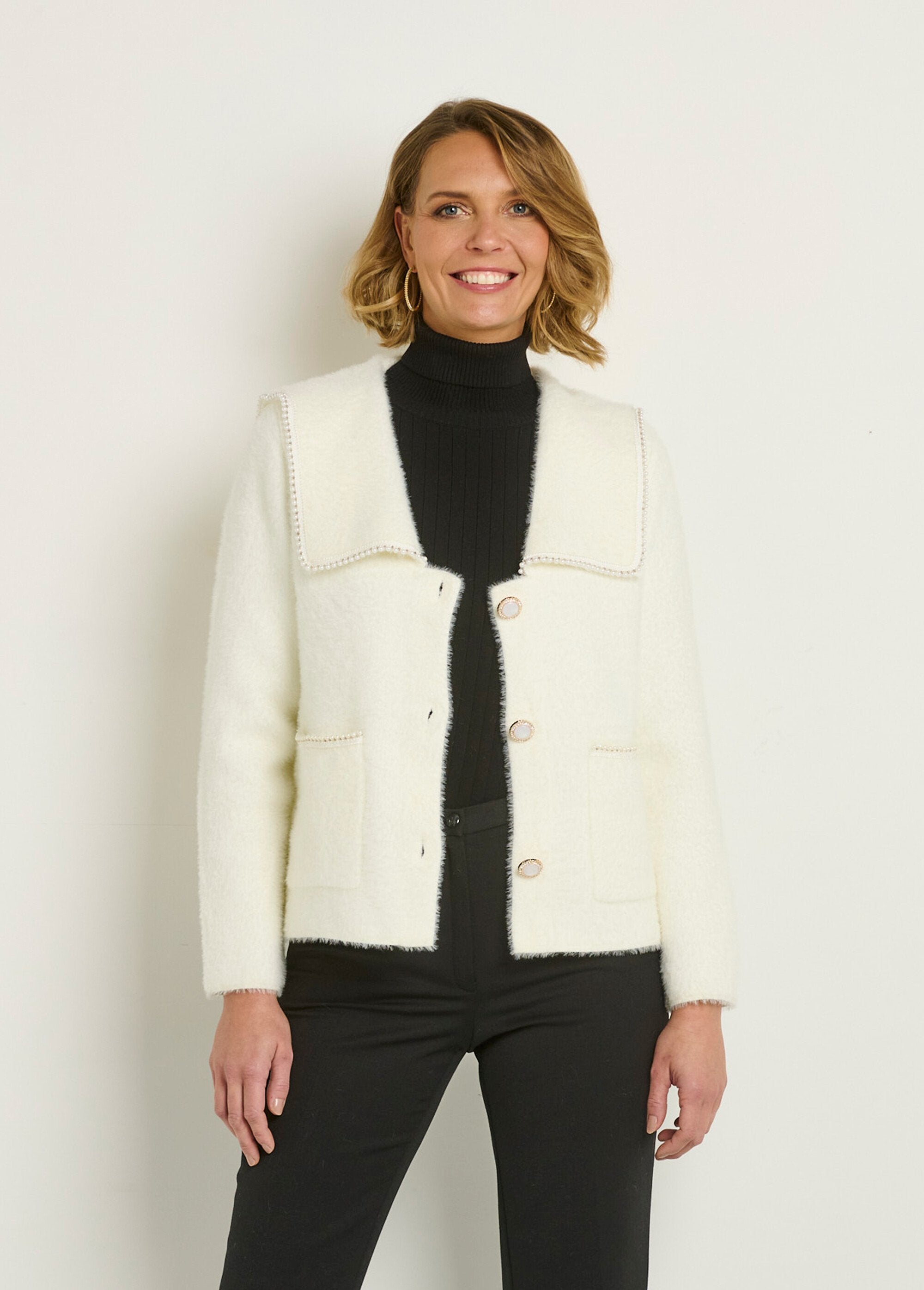 Chaqueta_de_punto_con_cuello_en_V_y_detalles_chic_Blanc_FA1_slim