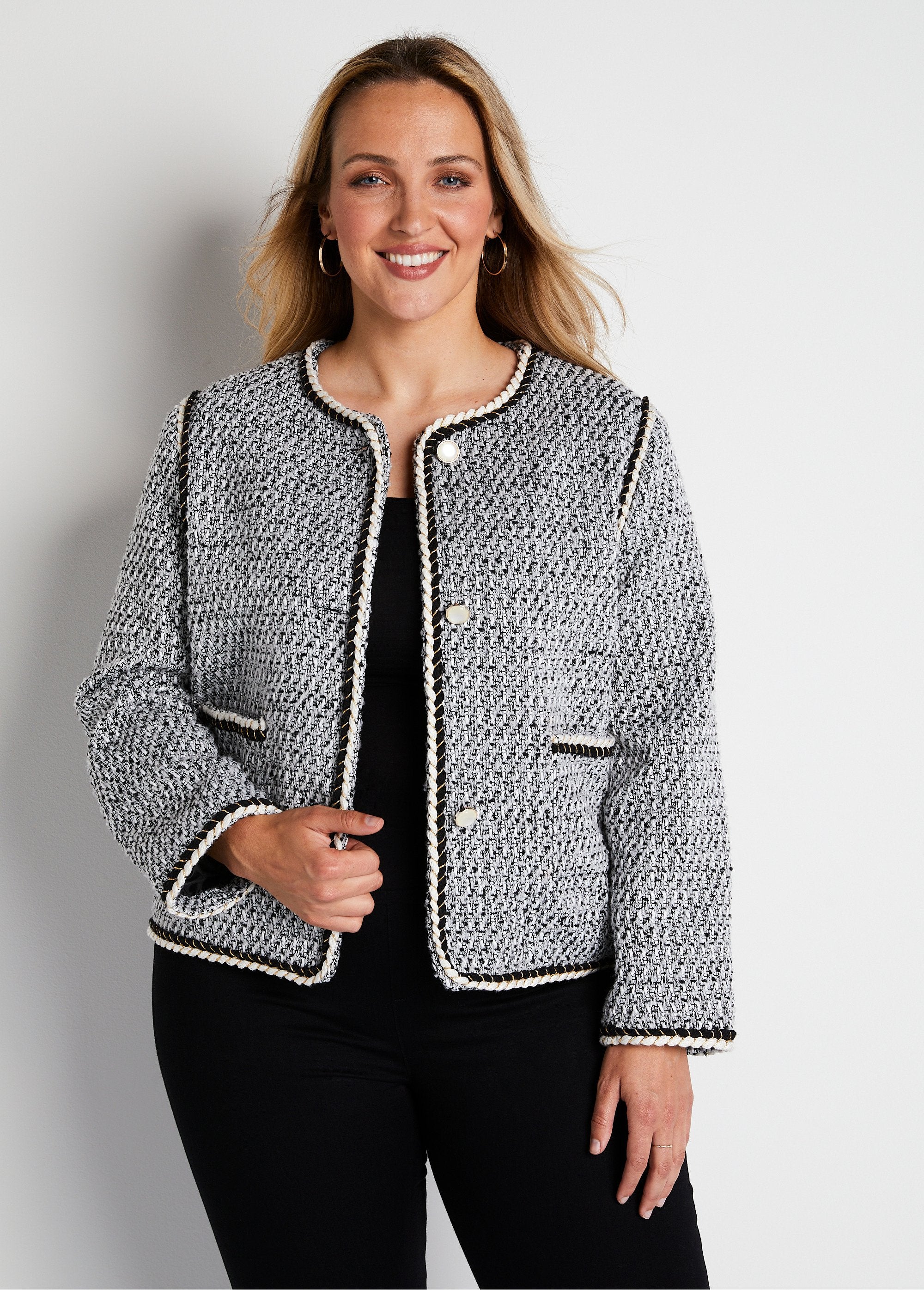 Chaqueta_corta_sin_cuello_en_tejido_efecto_tweed_En_blanco_y_negro_FA1_curvy