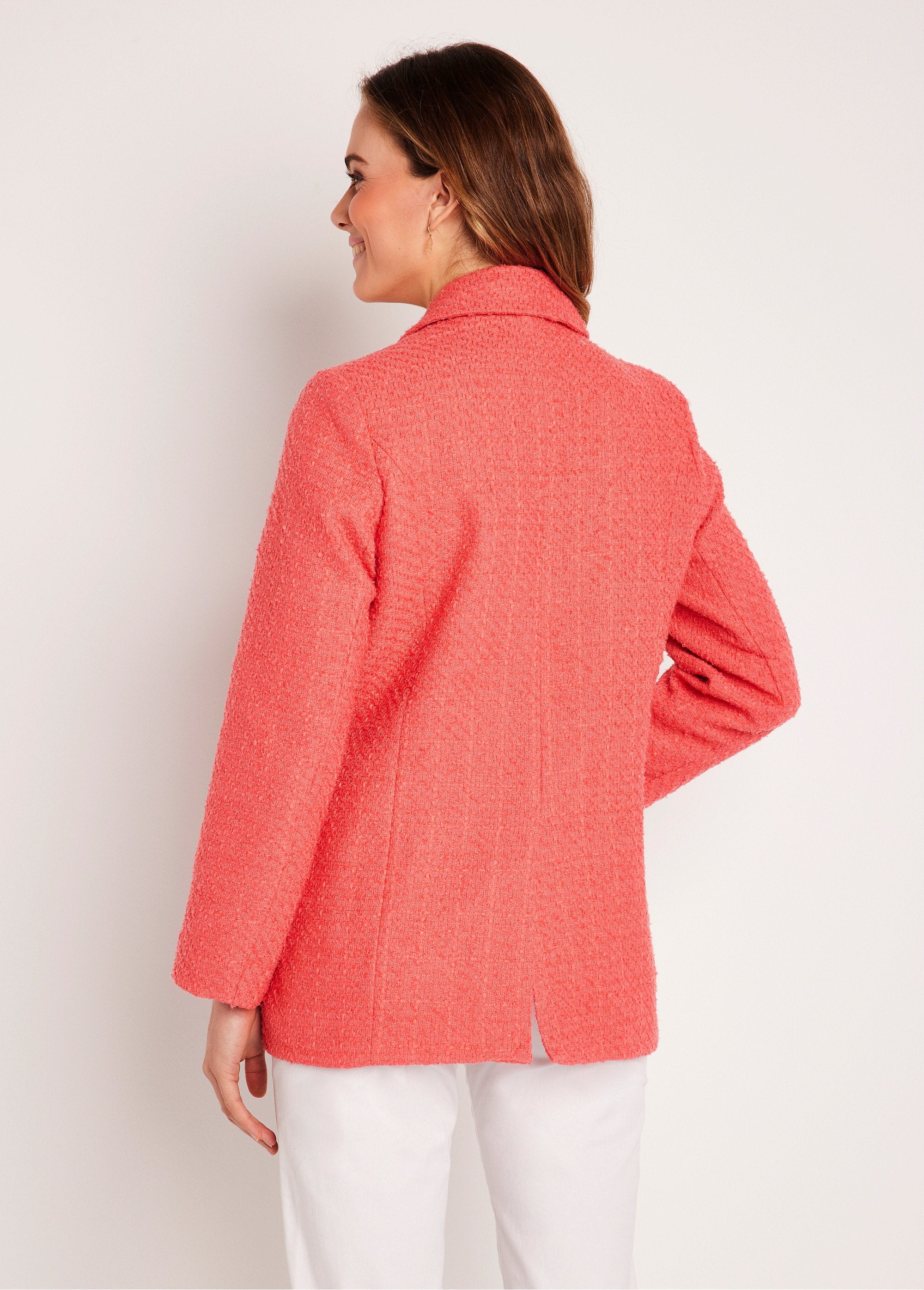 Chaqueta_recta_abotonada_en_tejido_de_cesta_con_cuello_sastre_Coral_DO1_slim