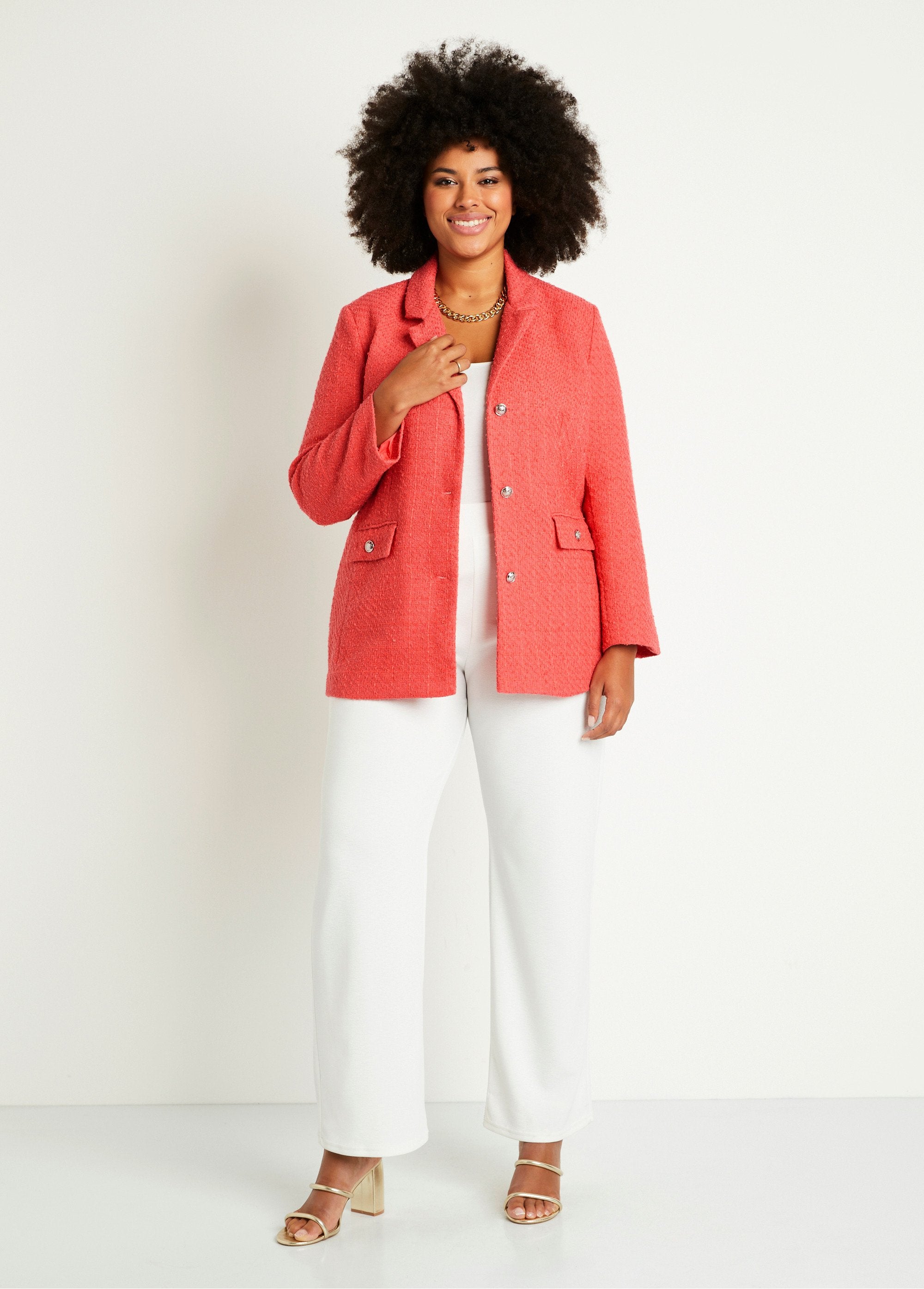 Chaqueta_recta_abotonada_en_tejido_de_cesta_con_cuello_sastre_Coral_SF1_curvy