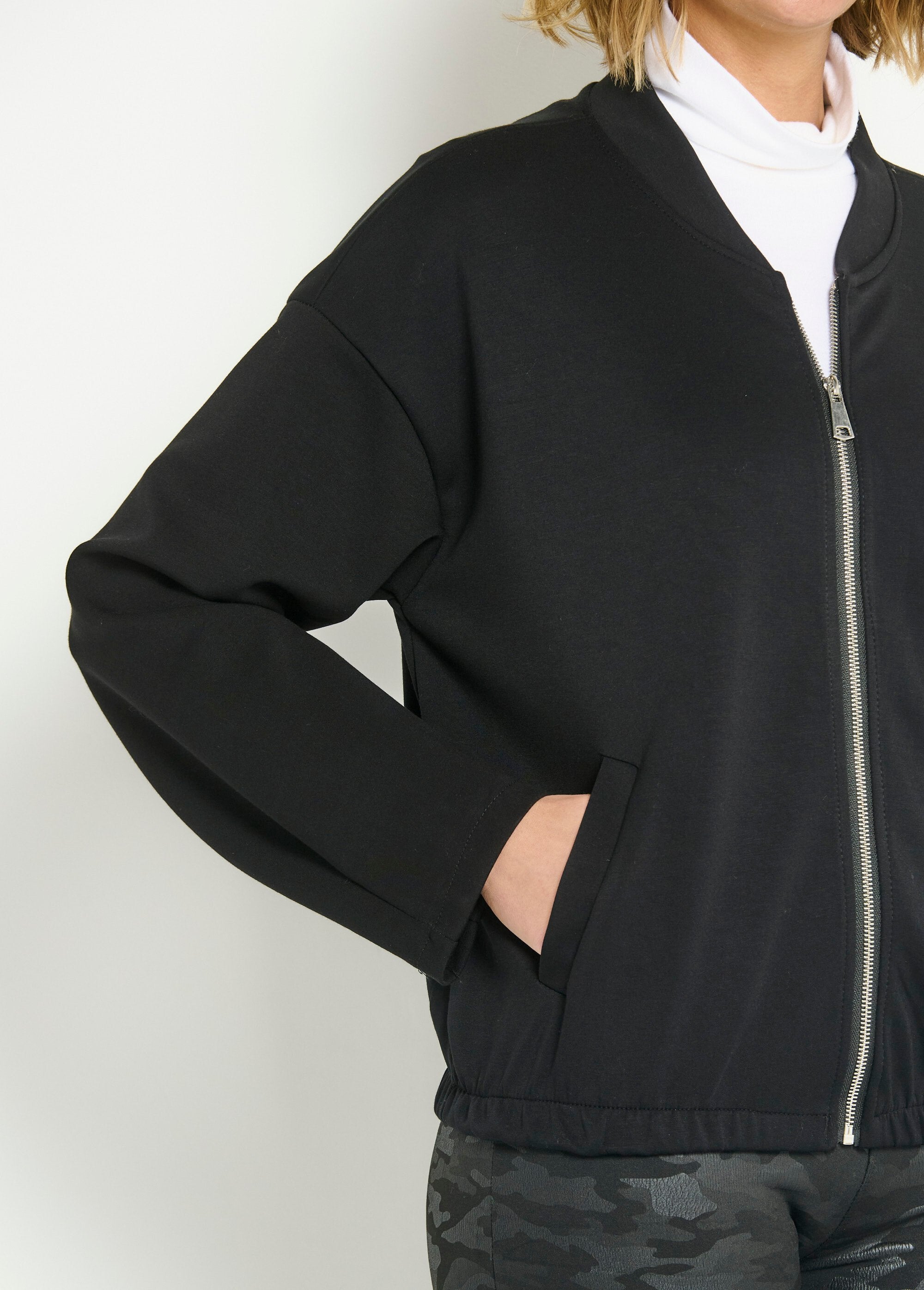 Chaqueta_estilo_osito_con_cremallera_para_mayor_comodidad_Negro_DE2_slim